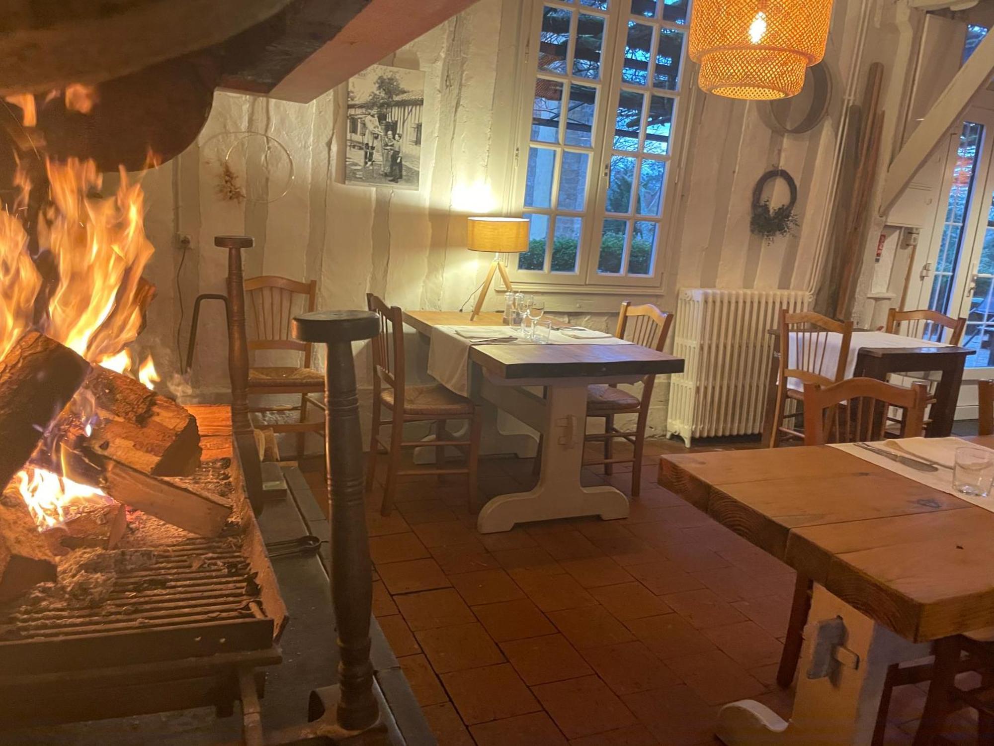 Hotel Et Restaurant Traditionnel L' Escalandes Lesperon  Bagian luar foto